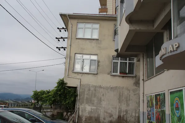 rize-pazarda-3-katli-bina-zamanla-yana-yatti-50-yillik-bina-icin-onlem-alinmasi-isteniyor-1624264258912.jpg