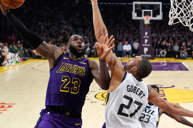 NBA'de tüm maçların iptal olmasına neden olan Rudy Gobert basın toplantısında koronavirüsle dalga geçmiş!
