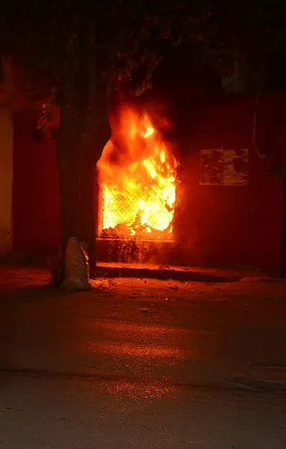 Evi ateşe verip kendisini içeri kapattı!