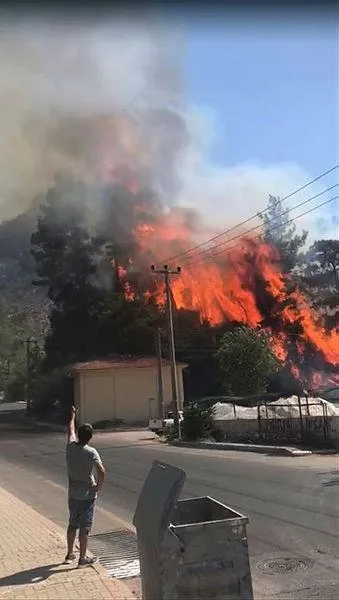 marmariste-orman-yangini-alevler-otele-sicradi-1659101975136.jpeg Marmaris'te orman yangını! Alevler otele sıçradı! Orman yangını kontrol altına alındı-3