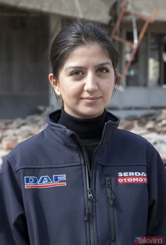 "Yolda Da Çok Büyük Fedakarlıklar Yaptı" Gülfem Zengin'in Sürücülüğünü Yaptığı Yardım Tırını Türkiye Sınırında Karşılayan Ve Kahramanmaraş'a Kadar Otomobiliyle...