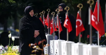 Şehitliklerde buruk bayram!