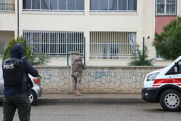 son-dakika-diyarbakirda-hareketli-anlar-ozel-harekat-polisleri-bir-evde-alikonulanlar-icin-operasyon-duzenledi-1616752199957.jpg SON DAKİKA: Diyarbakır'da hareketli anlar! Özel harekat polisleri bir evde alıkonulanlar için operasyon düzenledi-6