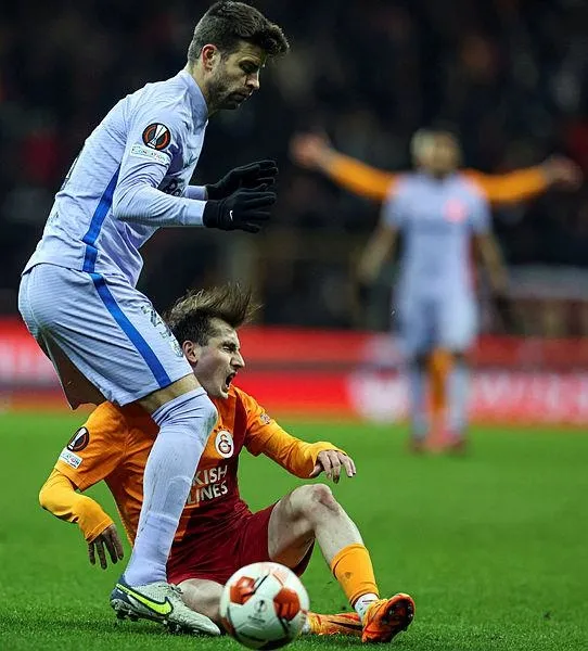 gerard-piqueye-buyuk-tepki-galatasaray-tribunleri-cildirdi-1647550418857.jpeg