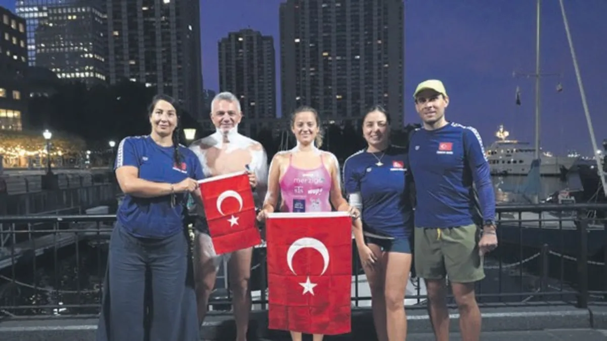 Türk yüzücüler Manhattan Adası’nı kulaçlarla geçti! Ece Demir'e "en genç Türk kadın sporcu" unvanı