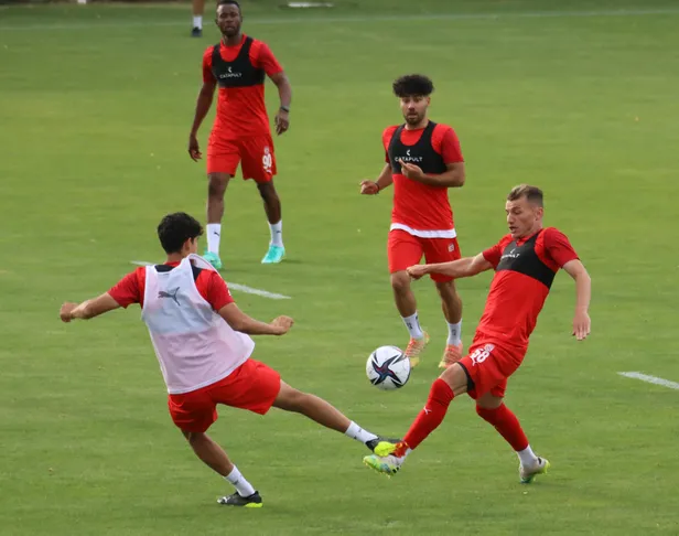 sivasspor-dinamo-batumi-maci-ne-zaman-saat-kacta-uefa-sivas-batumi-maci-hangi-kanalda-1628774065368.jpg Sivasspor Dinamo Batumi maçı ne zaman, saat kaçta? UEFA Sivas Batumi maçı hangi kanalda?-6