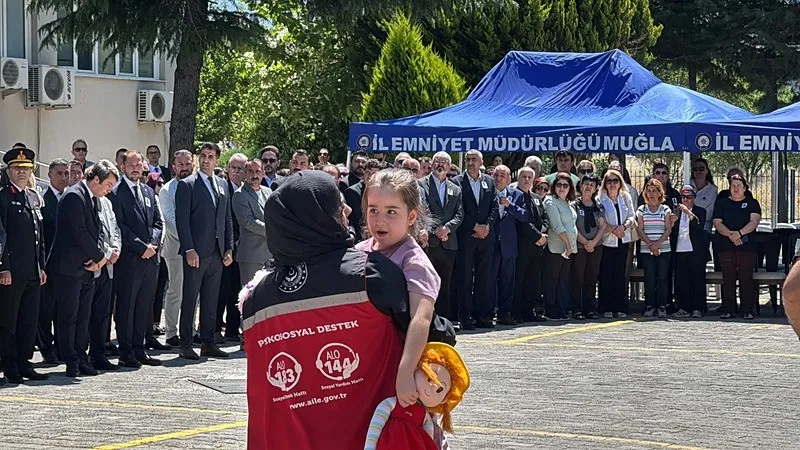 gittigi-kades-ihbarinda-sehit-dusen-polis-memuru-tayfun-basa-veda-1781448107496.jpeg KADES ihbarına gitti şehit düştü! Polis memuru Tayfun Baş'a eşinden yürek yakan sözler: Cennete gidiyorsun | Kızı peluş oyuncağı ile veda etti-5