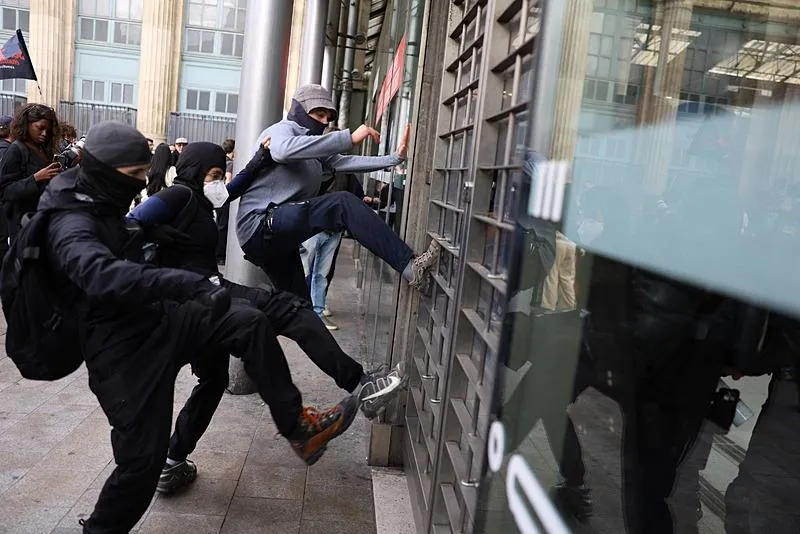 Fransa’da Bayrou’nun bütçe planına karşı protesto hareketi başladı. (AA)