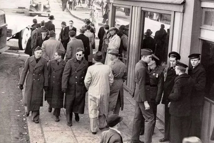 tek-fotografla-sir-perdesi-aralandi-1940li-yillarda-bu-adam-telefonla-mi-konusuyor-1708677165089.jpg Tek kareyle sır perdesi çözüldü! Fotoğraftaki adam 81 yıl önce telefonla mı konuşuyor?-2