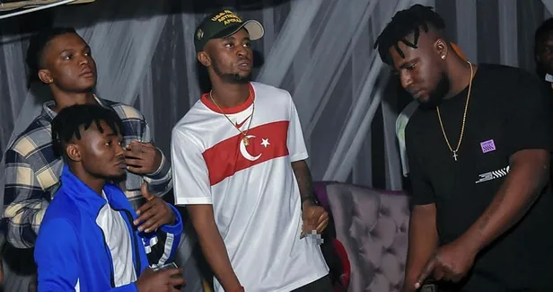 esenyurtta-gece-kulubunde-skandal-goruntuler-1603611392436.jpg Esenyurt'ta gece kulübünde skandal görüntüler!-4