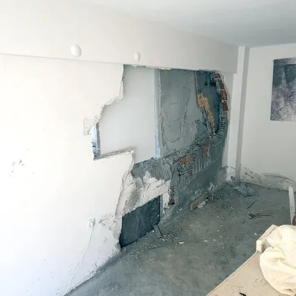 Avcılar’da beton mikserinin hortumu duvarı deldi: Komşu dairenin salonu betonla doldu