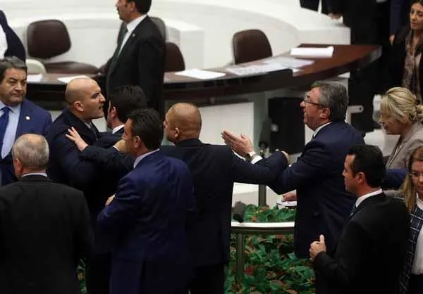 TBMM'de CHP ve MHP milletvekilleri arasında arbede-4