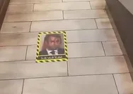 İslam düşmanı Macronun fotoğrafı Kuveytte bir restoranın giriş zeminine yapıştırıldı