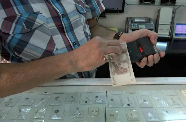 Servet değerinde! Para üstü olarak aldığı 10 Euro'yu 5 yıldır sandıkta saklıyor!-2