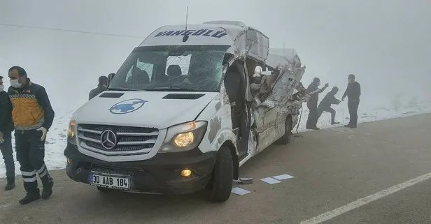 SON DAKİKA: Hakkari-Yüksekova kara yolunda yolcu minibüsü tırla çarpıştı: Ölü ve yaralılar var