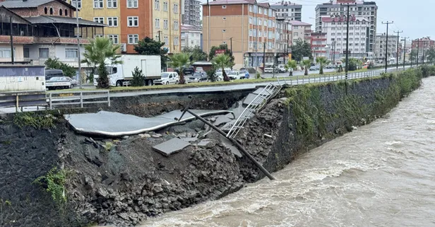 Meteoroloji uyarmıştı! Artvin Arhavi ve Hopa’da kuvvetli yağış sonrası yol çöktü | Yeni uyarı geldi: Dikkat! 3 gün daha devam edecek