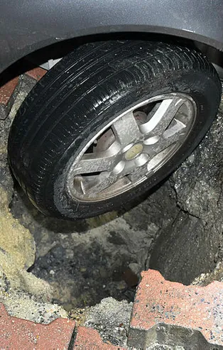 Bahçelievler'de yolda çökme