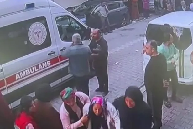 10-yasindaki-cocuk-besinci-kattan-arabanin-ustune-dustu-1697874874437.jpg 10 yaşındaki çocuk beşinci kattan arabanın üstüne düştü!-3