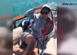 Hülya Avşar'dan teknede sere serpe poz! Hülya Avşar kırmızı bikinisiyle teknesinden video paylaşınca...