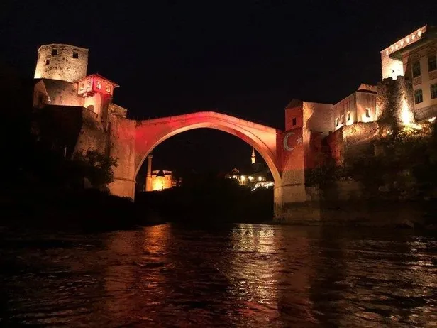 Bosna Hersek'teki Mostar Köprüsü Türk bayrağının renklerine büründü-1