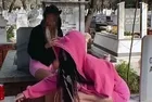 Antalya'da iki kadın mezarda iskambil oynadı! Görüntülere tepki yağdı | Emniyet müdürlüğü devreye girdi: Adli işlem başlatıldı