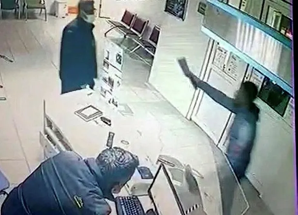 muglada-hastanede-tedavisi-suren-kiz-arkadasini-gormesine-izin-verilmedigi-iddia-eden-psikopat-satirla-hastaneyi-basti-1640025837088.jpeg Muğla'da satırlı psikopat hastaneyi basarak dehşet saçtı!-3