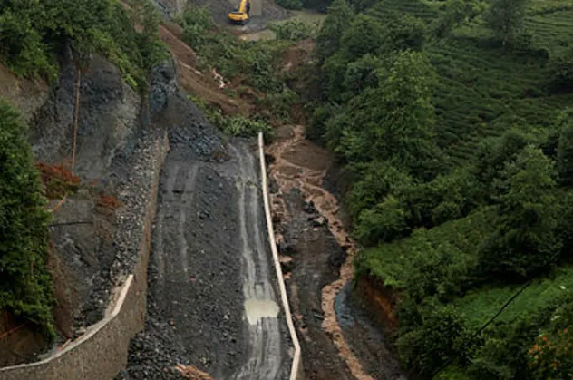 Rize'de heyelan felaketi! Yol kapandı