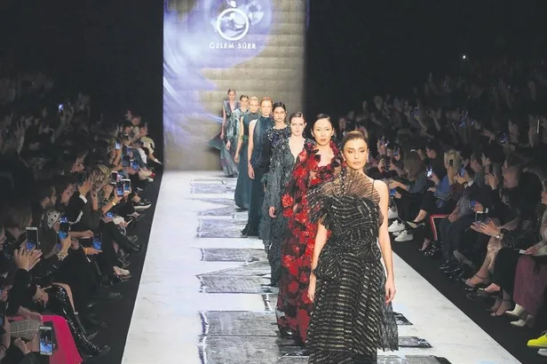 Mercedes Fashion Week'e ünlü akını! Aleyna Tilki, Şükrü Özyıldız, Özge Ulusoy, Ezgi Mola, Hazal Kaya, Edvina Sponza tarzlarıyla büyüledi-6