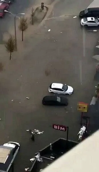 istanbulda-yagmur-etkili-oldu-yollar-golu-dondu-su-baskinlari-tramvay-seferlerinde-aksama-1695908981344.jpeg İstanbul'da yağmur etkili oldu yollar göle döndü! Metroları su bastı I Tramvay seferlerinde aksama... Vatandaşlar mahsur kaldı-3