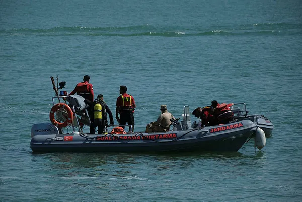 İzmir Menderes’te baraj gölüne düşen helikopterdeki Türk personelin cansız bedenine ulaşıldı! Arama çalışmaları sona erdi-5