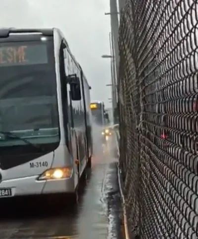 Son dakika: İstanbullunun imtihanı! Bahçelievler'de metrobüsün motoru alev aldı! Seferler durdu vatandaşlar işlerine geç kaldı!-7