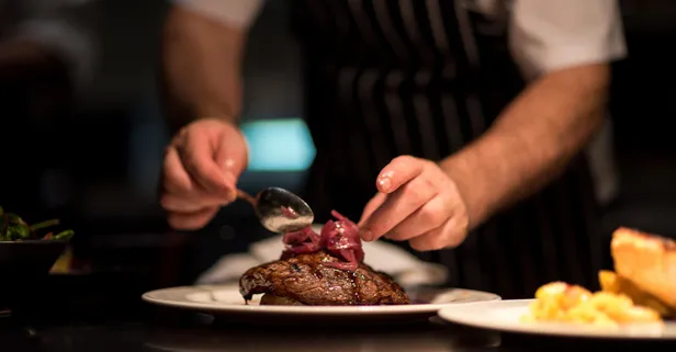 Tencereye bir kaşık koyun, şovu izleyin! Eti lokum gibi yapan şef tüyosu
