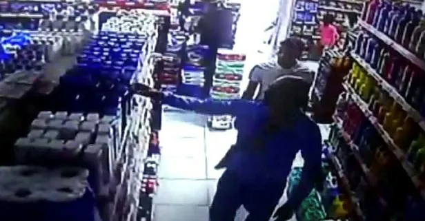 Esenyurt'ta şampuan ve çorap çalan şüphelilere market sahibinden dayak