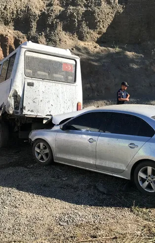 Elazığ'da kontrolden çıkan otomobil minibüse çarptı: 11 yaralı
