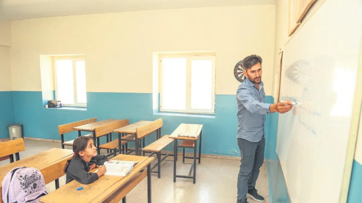 Van'ın Gürpınar ilçesindeki okulun tek öğrencisi Hasret!