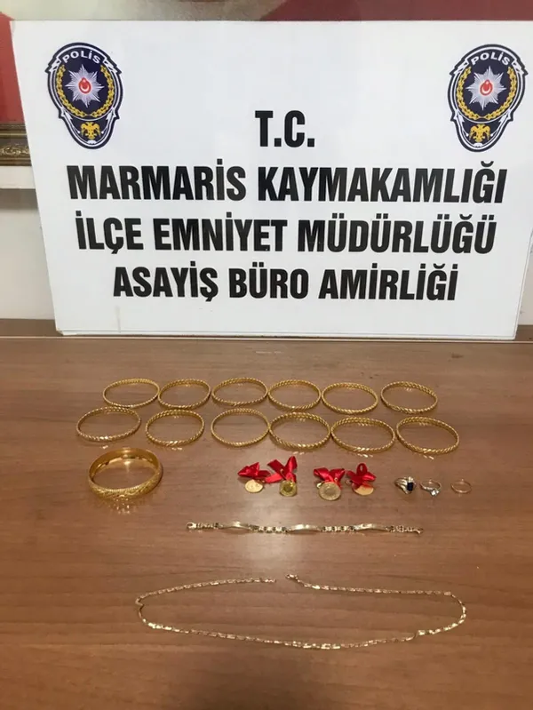 canan-karatayi-dolandiran-sebeke-uyeleri-tutuklandi-1634934339472.jpg Canan Karatay'ı telefonla dolandırdığı öne sürülen şüpheli Muğla'da aynı suçtan tutuklandı-2