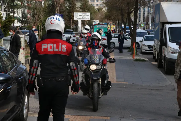 diyarbakirda-bankaya-silahli-soygun-girisimi-polise-teslim-oldu-1614586432630.jpg Diyarbakır'da bankaya silahlı soygun girişimi! Polise teslim oldu-4
