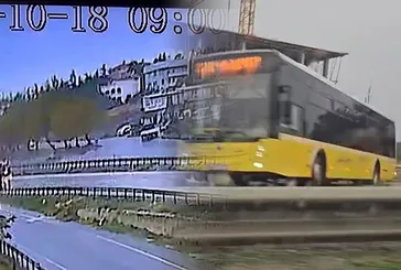 Büyükçekmece’de İETT otobüsünün kayarak yoldan çıktı! O anlar kamerada