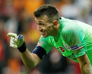 Öp Muslera’nın elini!