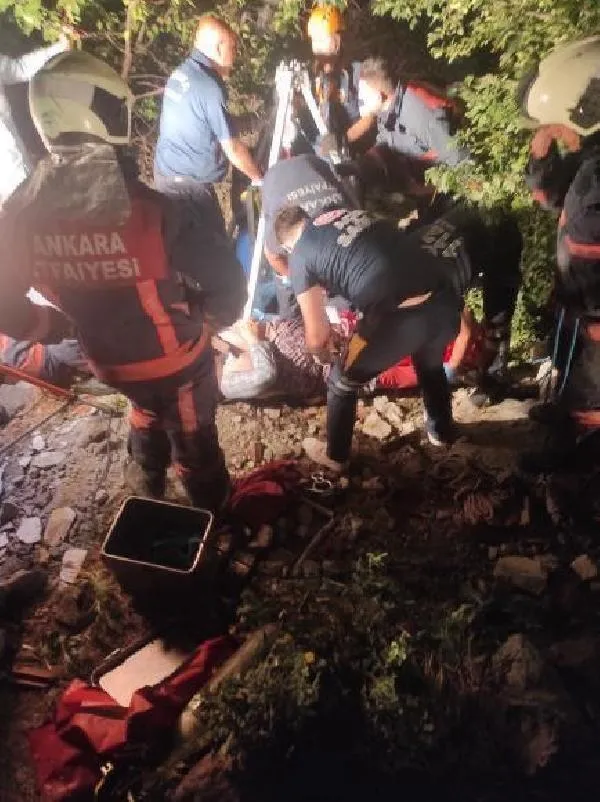 Ankara'da meyve toplamaya gittiği ormanda kuyuya düşen 65 yaşındaki kadını itfaiye ekipleri kurtardı-5