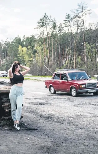 Kiev vatandaşlarında moral pozu!  İmha edilen Rus savaş araçları ile hatıra fotoğrafları çekildiler