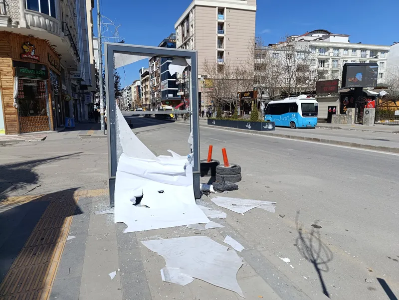 Son dakika: Van ve Hakkari'de DEM'li bölücüler sokaklarda terör estirdi: 6 ilde 89 kişi gözaltına alındı | Valilik duyurdu: 15 gün yasak-17