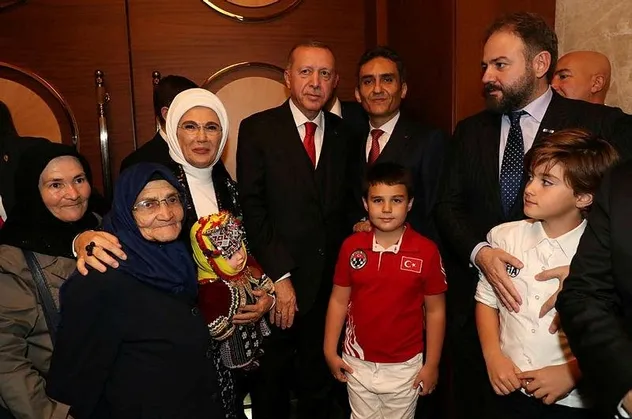 Başkan Erdoğan, 85 yaşında okuma yazma öğrenen Şahizar Teyze’yi misafir etti