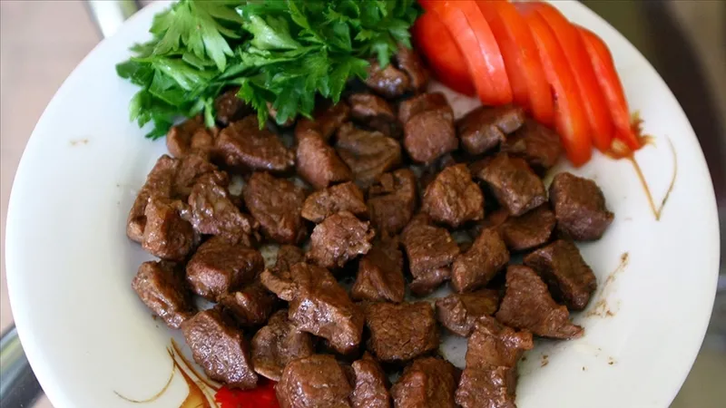 lokum-gibi-kavurmanin-sirlari-ortaya-cikti-45-yillik-ascinin-pisirme-teknikleri-1711136890129.jpg 45 Yıllık Aşçının Pişirme Teknikleri! Lokum Gibi Kavurmanın Sırları Ortaya Çıktı-3