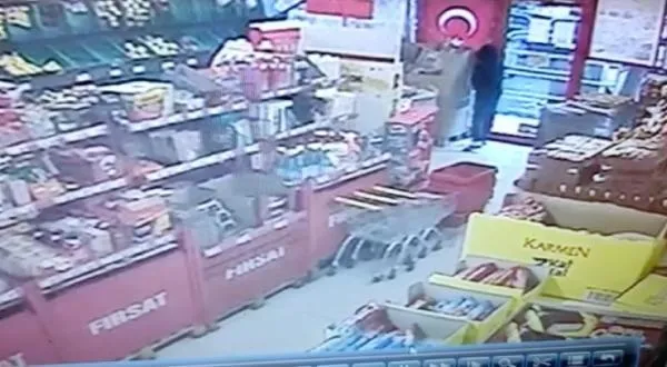 Markete giren çocuğun Türk bayrağı hassasiyeti: Geri dönüp öptü! O anlar kamerada-5