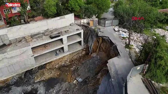 Gaziosmanpaşa'da yol çöktü! Facia drone ile görüntülendi!