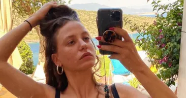 Serenay Sarıkaya mayolu fotoğraf paylaştı hayranları şoke oldu! Göbeğine ne oldu?