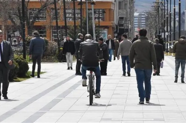 Sivas'ta yeni önlem! O ilçede 3 kişinin yan yana yürümesi yasaklandı