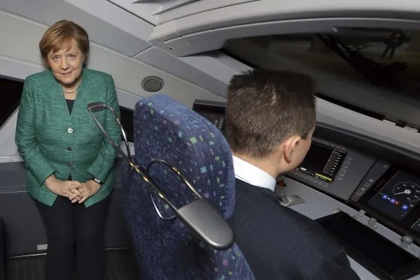 Açılışına Merkel'in katıldığı hızlı tren yolda kaldı-1