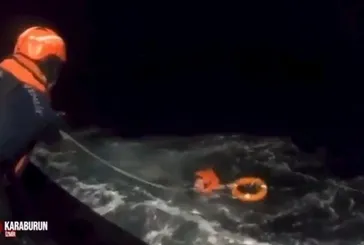 İzmir Karaburun’da hayat kurtaran operasyon: Batan tekneden 3 vatandaş kurtarıldı! İçişleri Bakanı Yerlikaya: Sahil Güvenlik Komutanlığımızı tebrik ediyorum